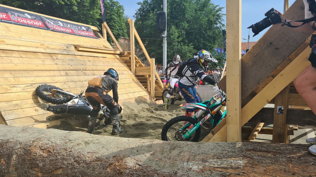 Bronze Riders FIGHTING for a Place in the Finals