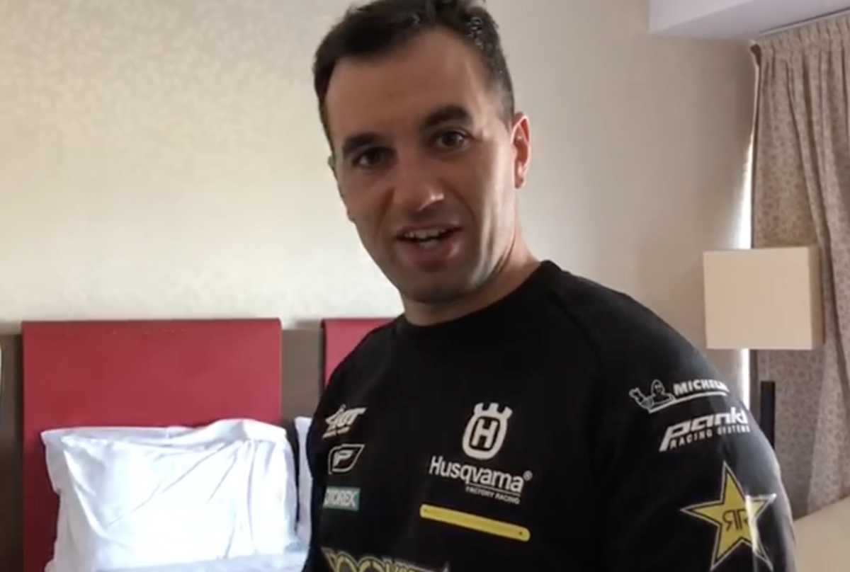 Alfredo Gomez gives us a glimpse in his room!